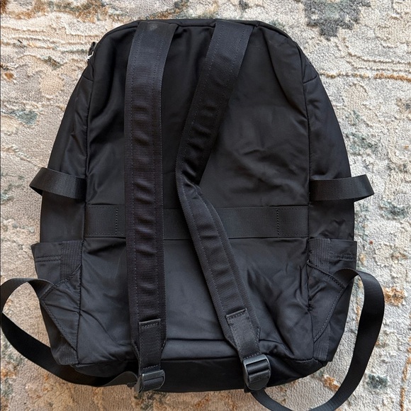 Lululemon new crew backpack 22L main image 2